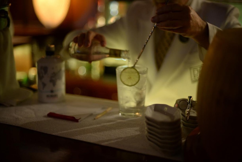 Bartender-pours-Gin-And-Tonic