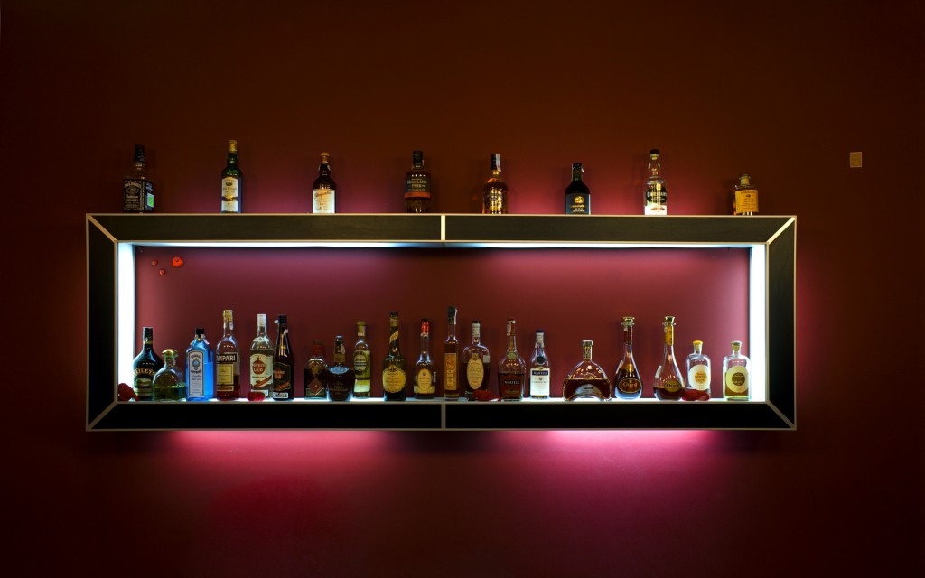 bar_alcohol_shelf_drinks_bottles_5752_1920x1200